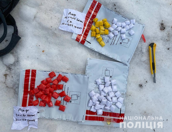 В Запорожье задержали 25-летнего наркозакладчика с почти сотней пакетов амфетамина (фото)