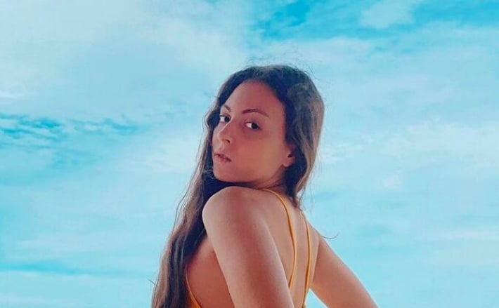 15-летняя дочь Поляковой впервые снялась полуголой: прикрыла грудь лентой