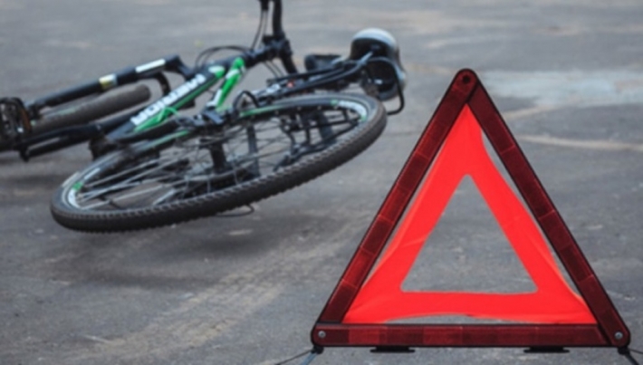 В Запорожской области автомобиль сбил велосипедистку - водитель утверждает, что не виноват