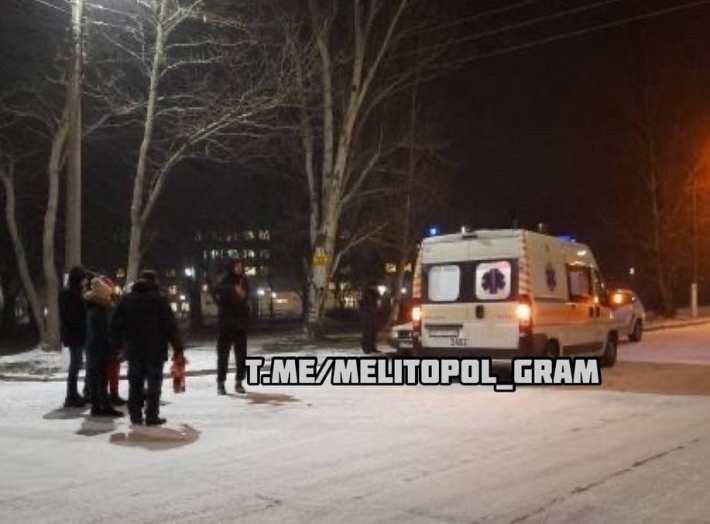 В Мелитополе сбили женщину, переходившую дорогу возле медгородка (фото 18+)