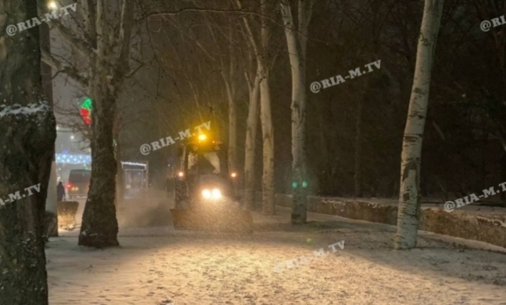 Чем в Мелитополе дороги и тротуары коммунальщики в снег посыпают (фото, видео)