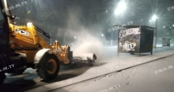 В Мелитополе температура опустилась до минус 16 - коммунальщики всю ночь работали на дорогах (фото, видео)