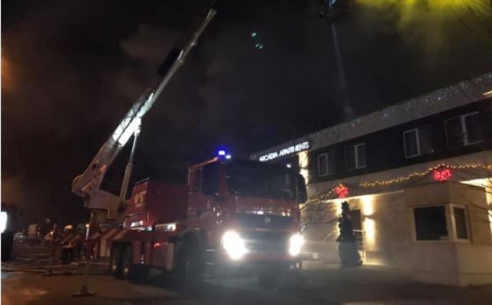 Люди кричали в панике и прыгали из окон: в Одессе жуткий пожар уничтожил отель, фото и видео