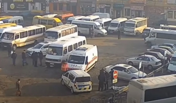 Момент смерти мужчины в центре Мелитополя попал на камеру наблюдения (видео 18+)