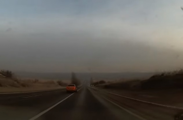 На обгон по скользкой трассе - как в Мелитополе водители рискуют жизнью (видео)