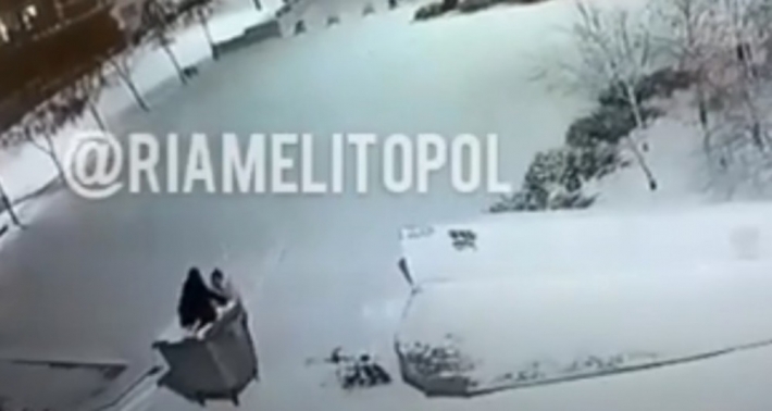 Курьезы. В Мелитополе девушки угнали мусорный бак на центральной площади (видео)