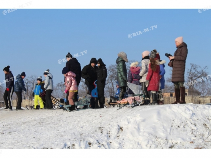 В Мелитополе на трассе мотокросса аншлаг - любителям спуска на санках приходится стоять в очереди (фото, видео)