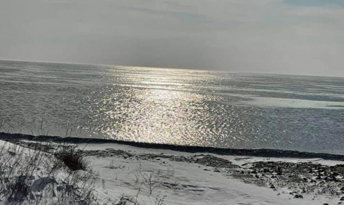 Азовское море замерзло и стало платиновым (фото)