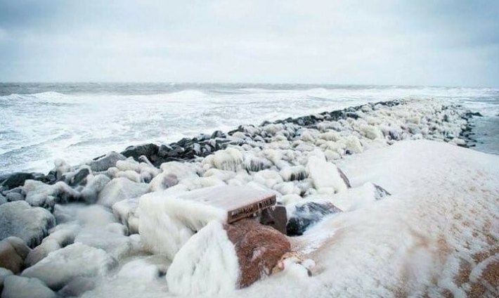 В сети показали завораживающие снимки замерзшего моря (фото)