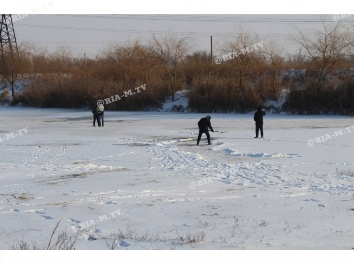 В Мелитополе замерзшее озеро приспособили для игры в хоккей (фото, видео)