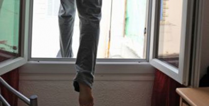 В Запорожье мужчина совершил суицид, выбросившись из окна на пятом этаже (видео 18+)