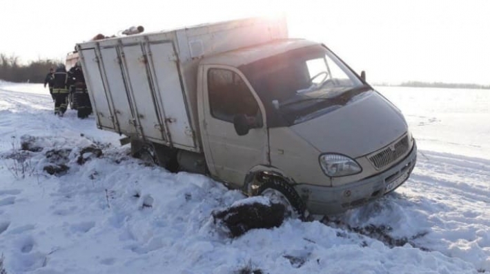 В Запорожской области вытащили из кювета три грузовика (фото)