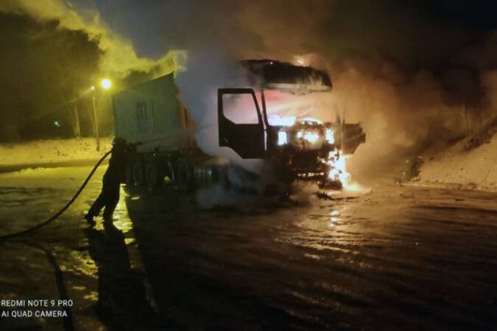 В Новокодакском районе Днепра во время движения загорелся грузовик: пострадал водитель