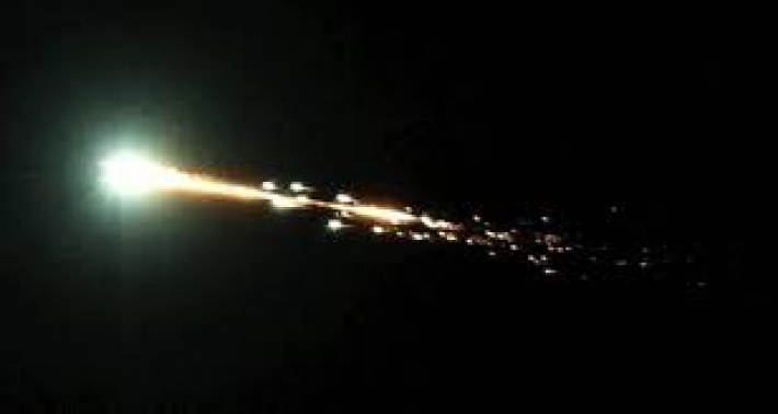 В небе над Австралией пронесся яркий метеор - редкое явление запечатлели на видео