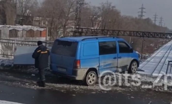 В Запорожье микроавтобус чуть не слетел с моста (видео)