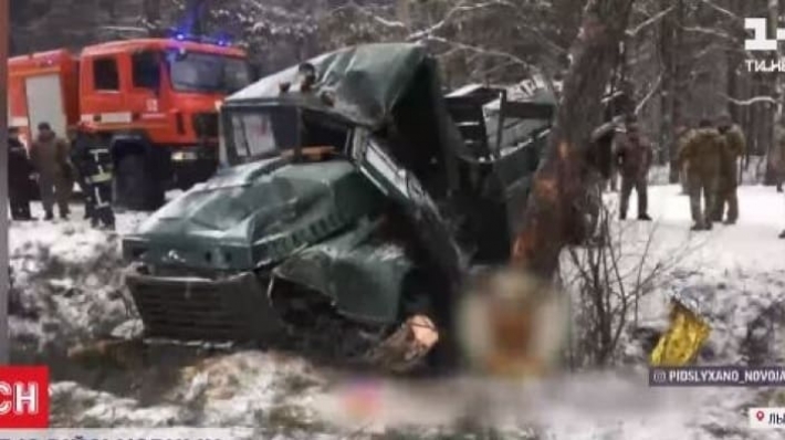 Под Львовом грузовик с военными попал в жуткое ДТП, много пострадавших: видео