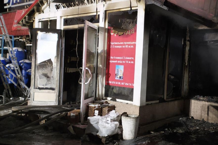 В Запорожье масштабный пожар в магазине тушили 34 спасателя (фото)