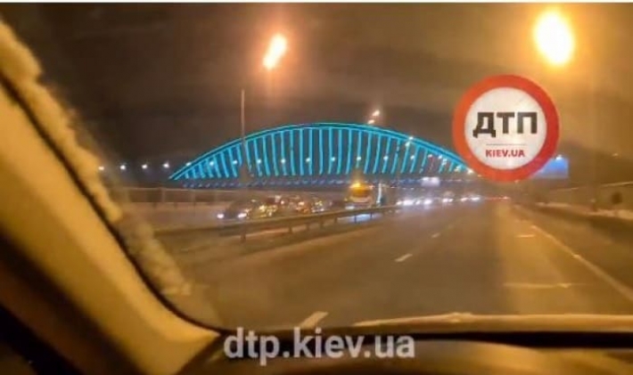 В Киеве произошло масштабное ДТП с участием пяти авто: первые детали и видео с места