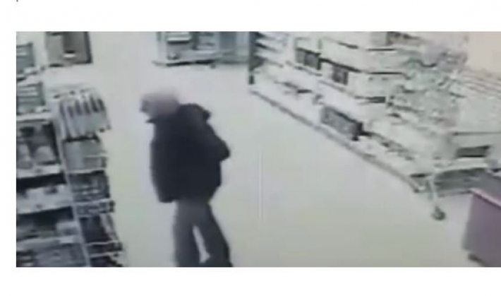 Под Киевом мужчина убил себя прямо в магазине - вогнал нож в грудь, все попало на видео