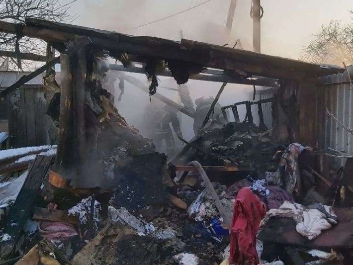 В Запорожской области во дворе частного дома сгорела хозпостройка (фото)