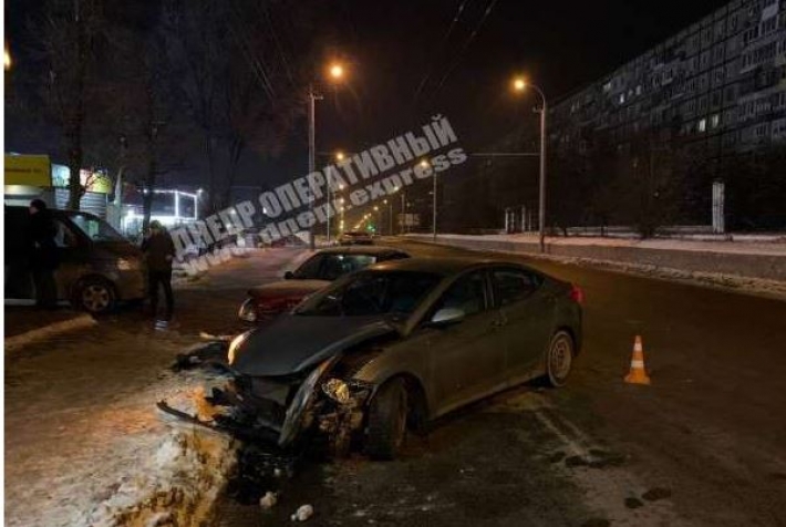 В Днепре на Калиновой жестко столкнулись Daewoo и Hyundai: пострадал мужчина (фото)
