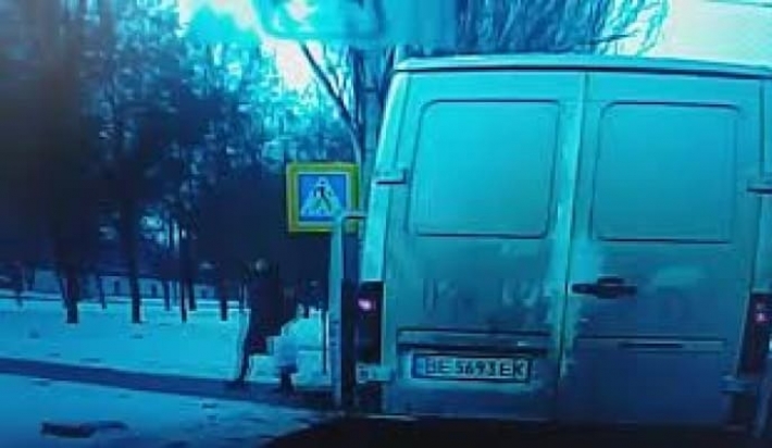 В Николаеве водитель едва не сбил мужчину с ребенком и набросился на него с кулаками: видео