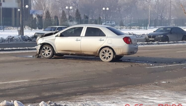 В Запорожье произошло ДТП, автомобиль вылетел на газон (фото)