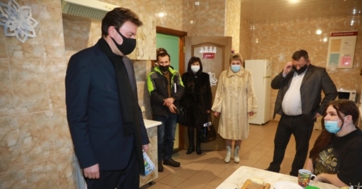 В Мелитополь губернатор привез стиральную машинку и записал рецепт драников (фото)