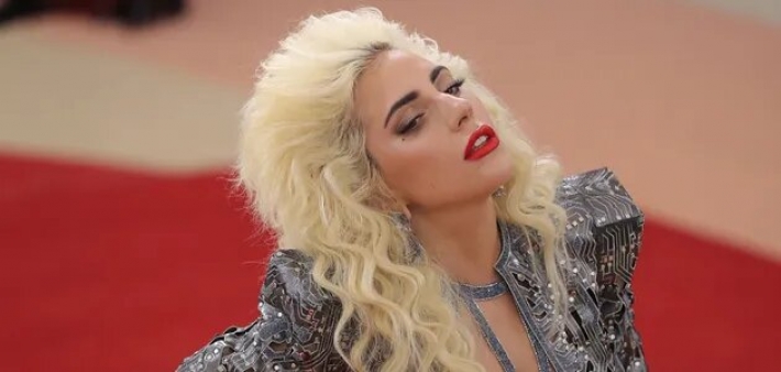 Леди Гага спела гимн США на инаугурации Байдена: как выглядела певица (Видео)