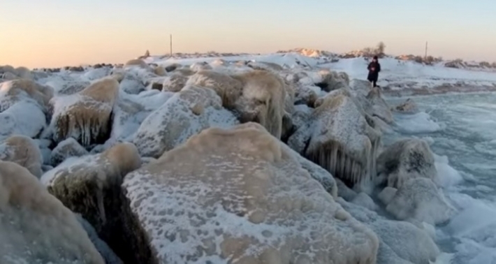 Как на Северном полюсе - в сети показали удивительное явление на замерзшем море в Кирилловке (видео)