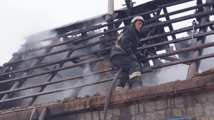 В Запорожье из-за неправильной эксплуатации печки, разгорелся серьезный пожар в частном доме (фото)