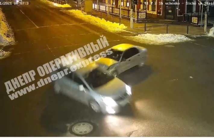 В Днепре на улице Шевченко жестко столкнулись Daewoo и Chevrolet: видео момента