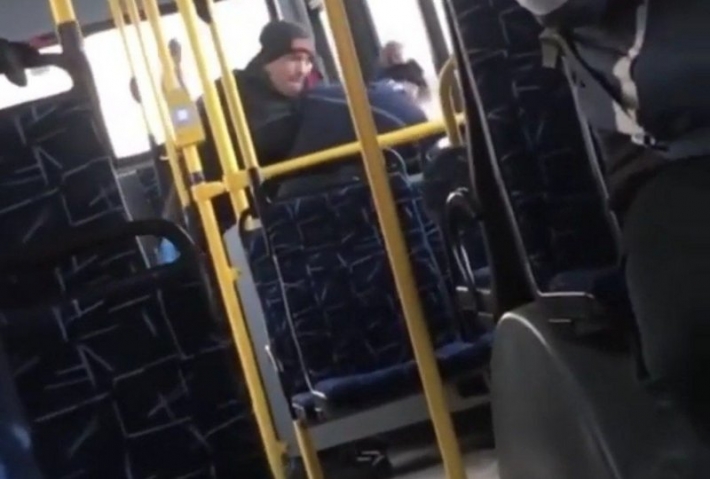 В Запорожье в троллейбусе ограбили и побили пенсионера (фото, видео)
