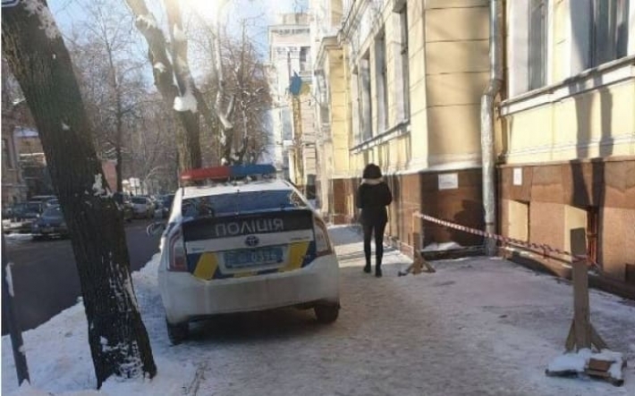 Мамам с детьми места нет: украинские копы отличились "божественной" парковкой, фото