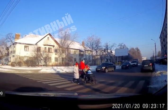Безответственное поведение: в Днепре женщина с тремя детьми переходила дорогу, глядя в телефон (видео)
