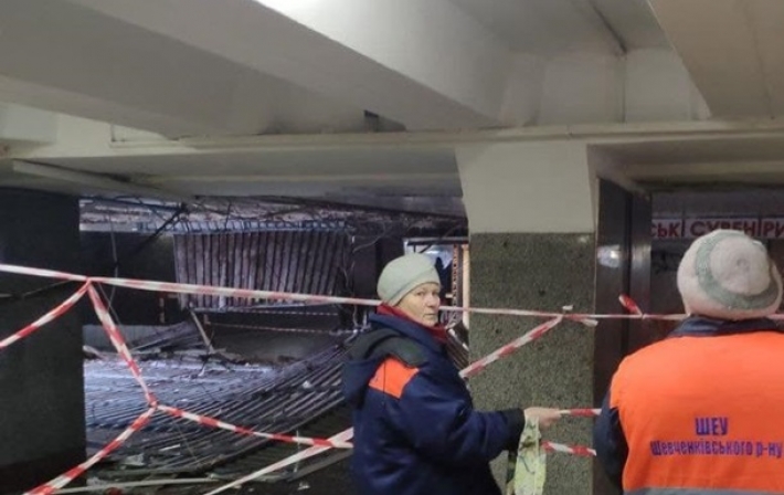 В подземном переходе на Майдане обвалился потолок (фото, видео)