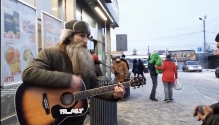 В Мелитополе посетителям супермаркета поднимает настроение уличный музыкант (видео)