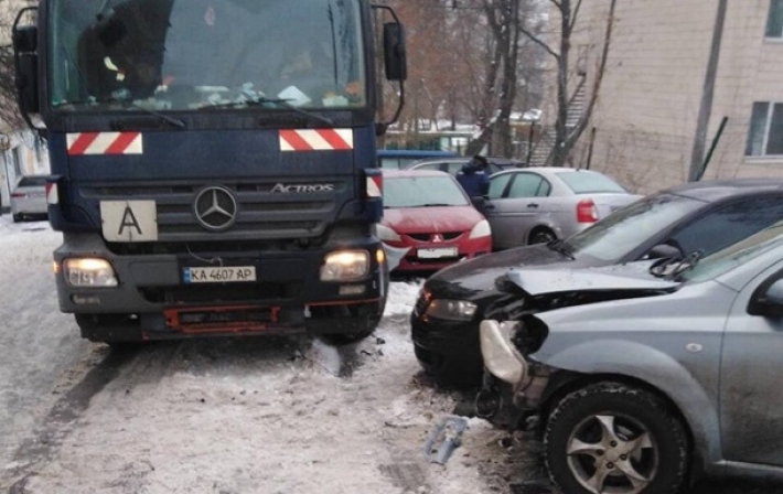 В Киеве мусоровоз разбил десять авто (фото)