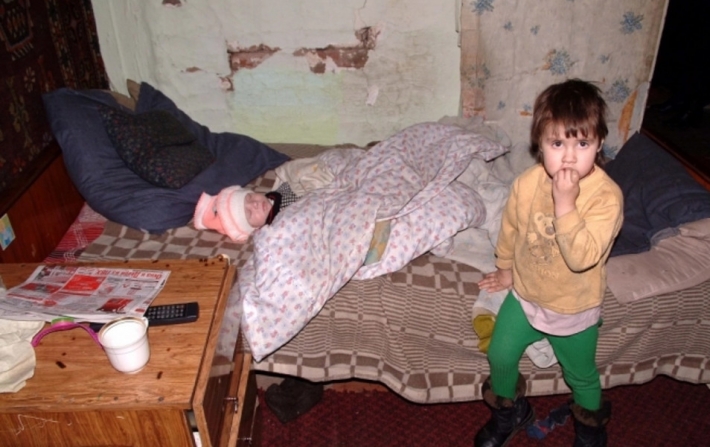 В Запорожской области многодетная мать держала детей в антисанитарных условиях
