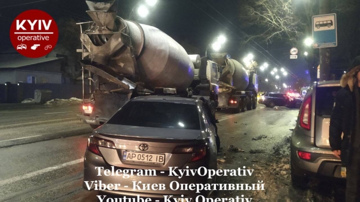В Киеве неадекватный водитель устроил ДТП, создав пробку из троллейбусов: фото и видео