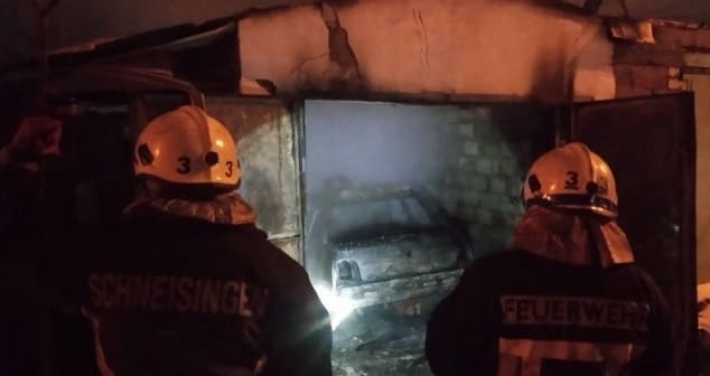 В Запорожье снова сгорел гараж с машиной внутри