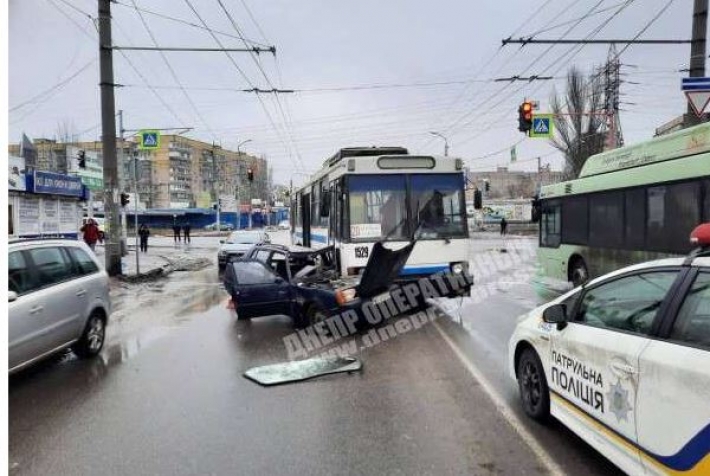 В Днепре на перекрестке Березинской и Донецкого шоссе троллейбус протаранил легковушку: пострадал мужчина (фото)