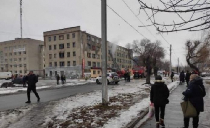 Под Днепром загорелось общежитие - из окон идет черный дым: фото и видео