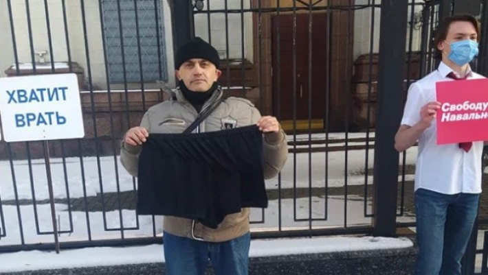 К российскому посольству в Киеве принесли трусы для Путина: фото