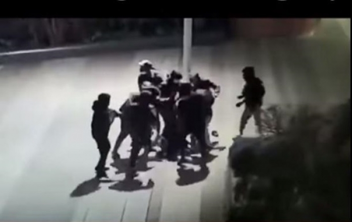 Жестокое избиение украинского подростка в Париже попало на видео
