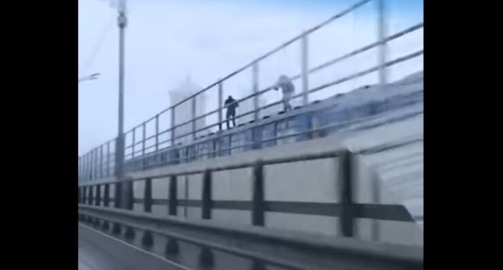 В Киеве двое "зацеперов" залезли на вагон метро, остановив движение поездов по мосту (Видео)
