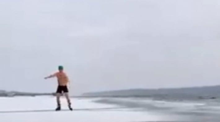 Курьезы. Житель Мелитополя устроил заплыв на коньках в ледяной воде (видео)