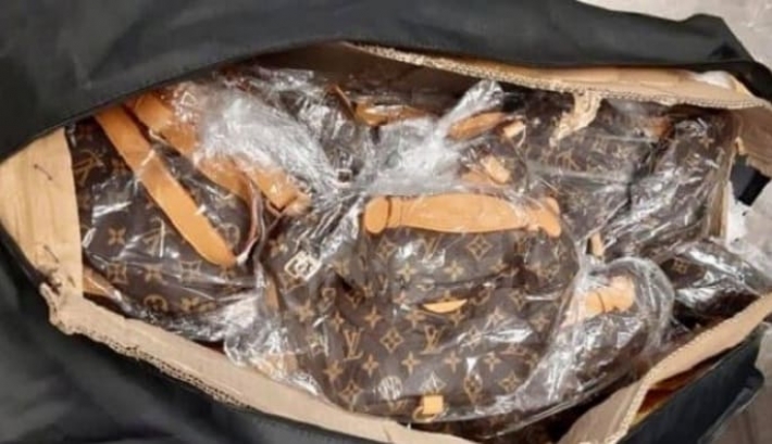 Иностранец в чемоданах хотел ввезти в Украину 205 кг «брендовой» одежды