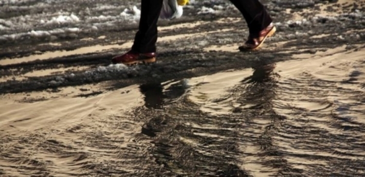 Сплошной потоп – в мэрии Мелитополя рассказали, как формируются списки дорог для ремонта утонувших улиц (фото, видео)