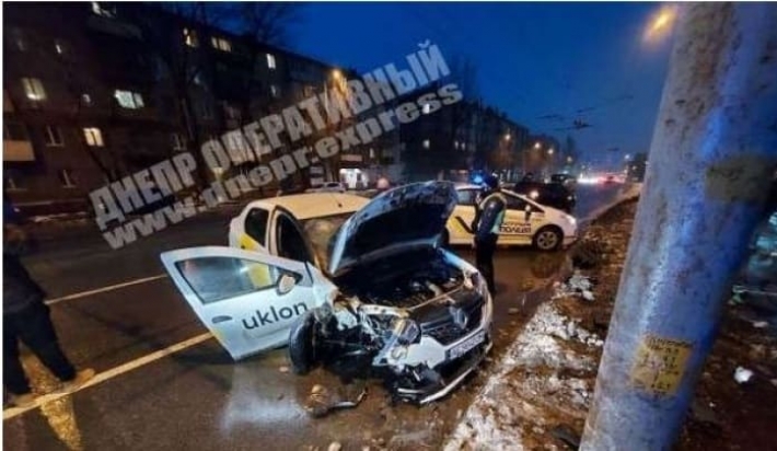 В Днепре на Богдана Хмельницкого пьяный таксист врезался в столб: видео момента